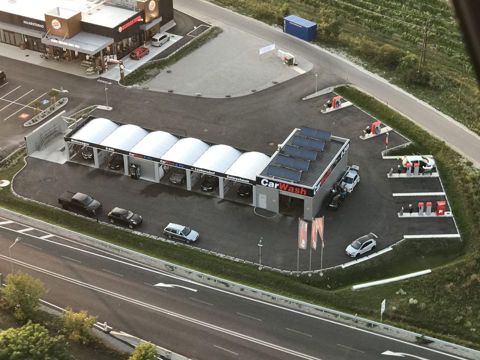 Luftbild der Anlage mit Waschboxen, Portalwaschanlage und Zufahrt