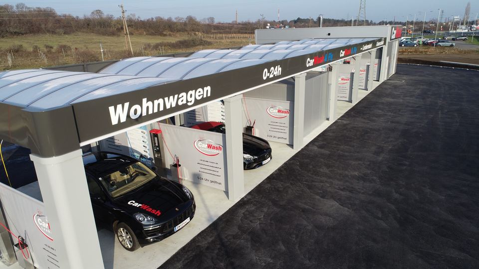 Luftbild der gesamten Anlage mit Waschboxen und Portalwaschanlage