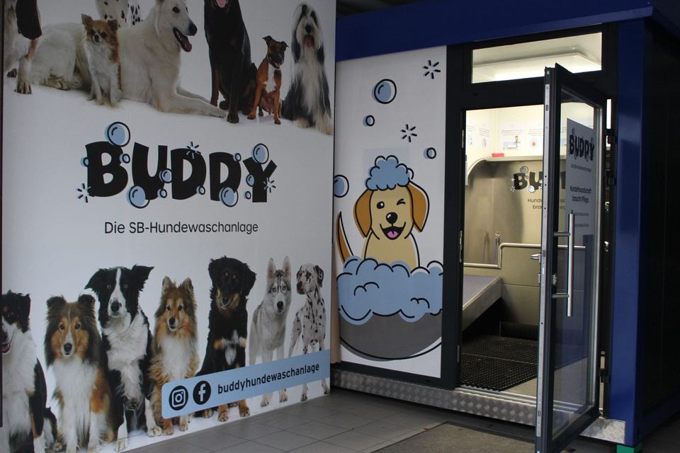 Kundin wäscht ihren Hund in der Buddy SB-Hundewaschanlage