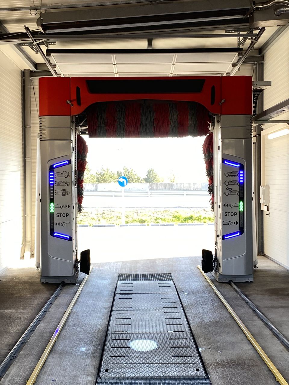 Blick in die Portalwaschanlage mit den Bürsten