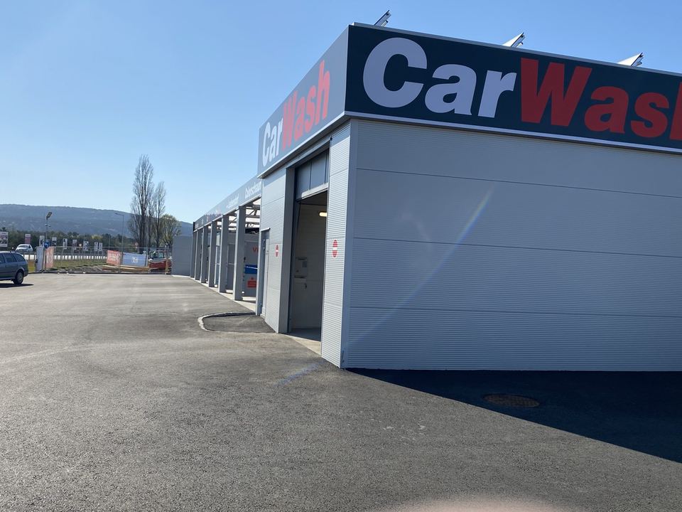 Einfahrt der Portalwaschanlage mit CarWash-Schriftzug