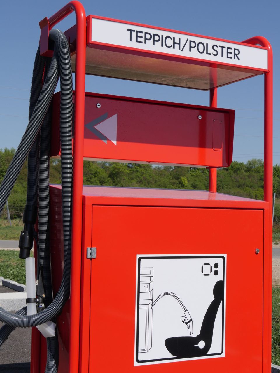 Roter SB-Teppich- und Polsterreiniger mit Saugschlauch