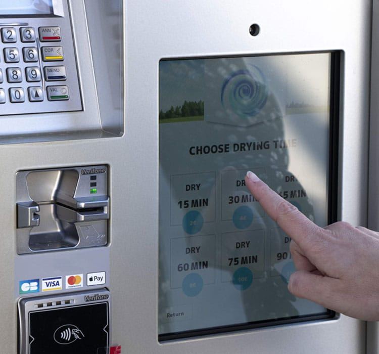 Touchscreen-Bedienung einer Revolution-Waschstation mit Kartenterminal (Herstellerbild)