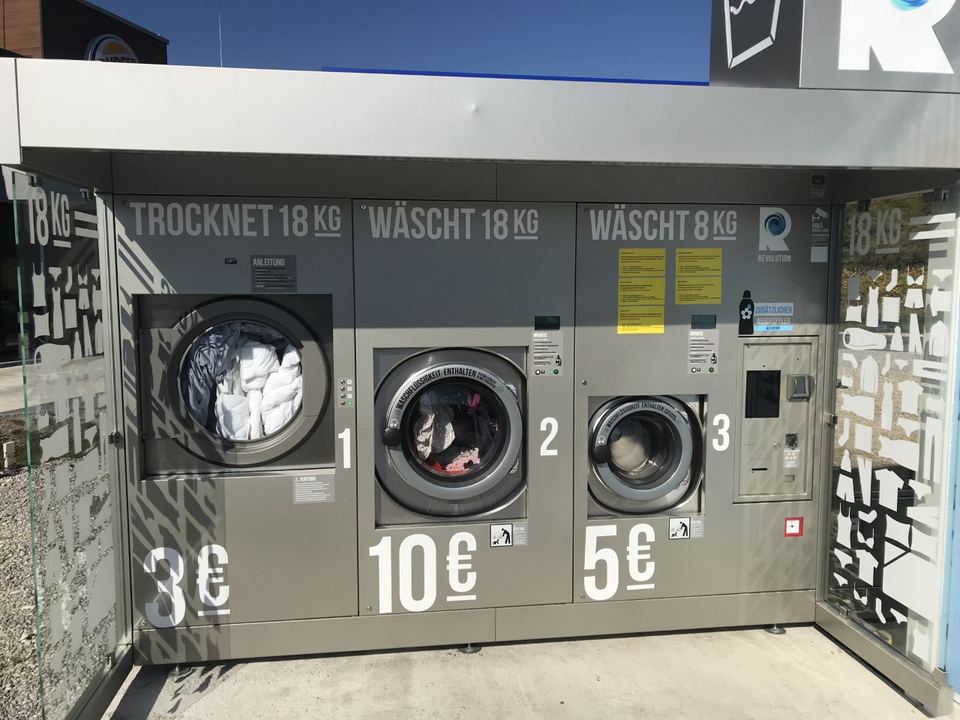 Maschinen des Waschsalons von vorne