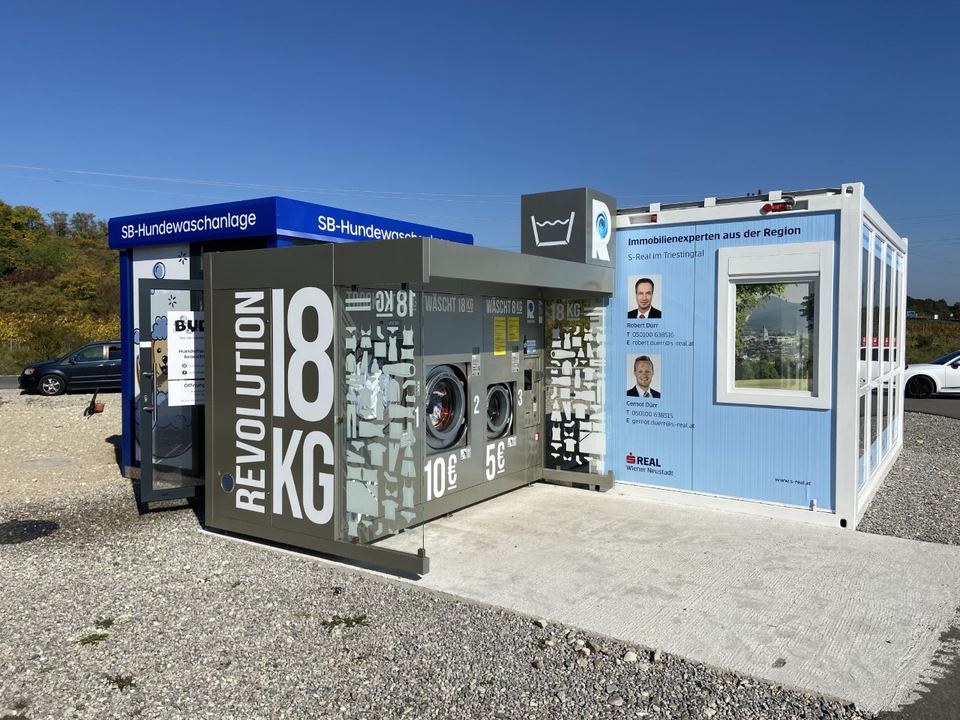 Waschsalon-Station Revolution mit Waschmaschinen und Trockner